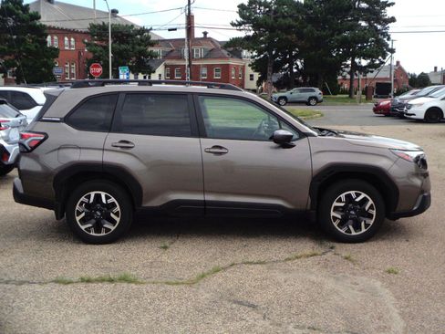Used 2025 Subaru Forester Premium AWD/4WD image 4