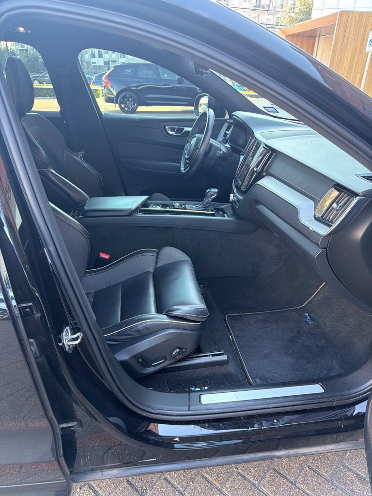 Used 2021 Volvo XC60 T5 R-Design w/ Protection Package Premier AWD/4WD image 2