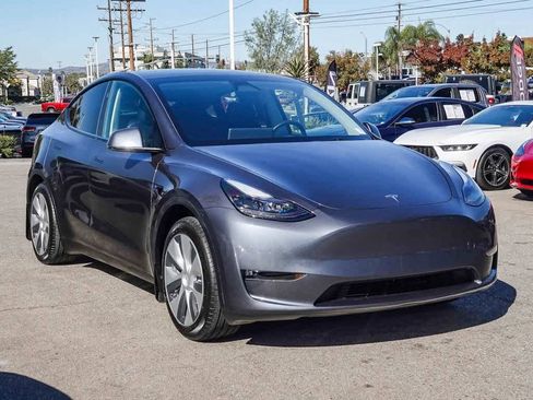 Used 2023 Tesla Model Y Long Range image 3
