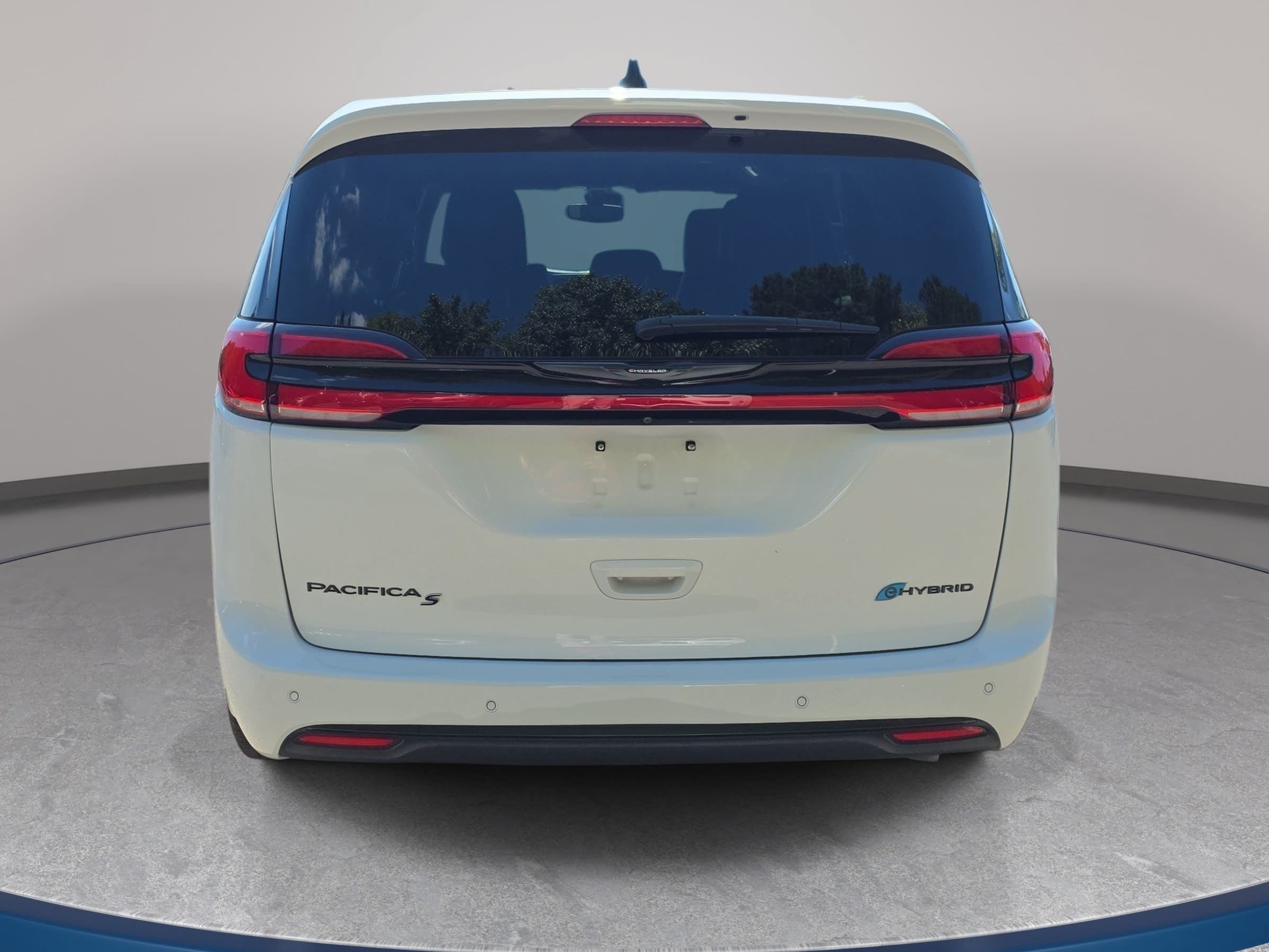 Used 2024 Chrysler Pacifica Limited FWD image 2