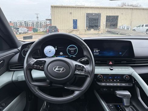 Used 2025 Hyundai Elantra Limited image 33