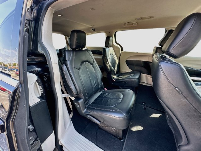 Used 2018 Chrysler Pacifica Touring-L w/ Tire & Wheel Group FWD image 28