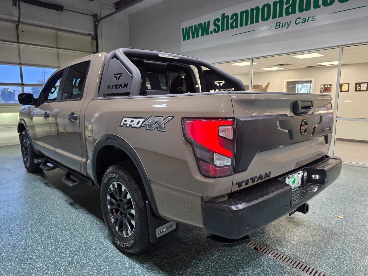 Used 2022 Nissan Titan PRO-4X w/ Pro-4x Convenience Package AWD/4WD image 9