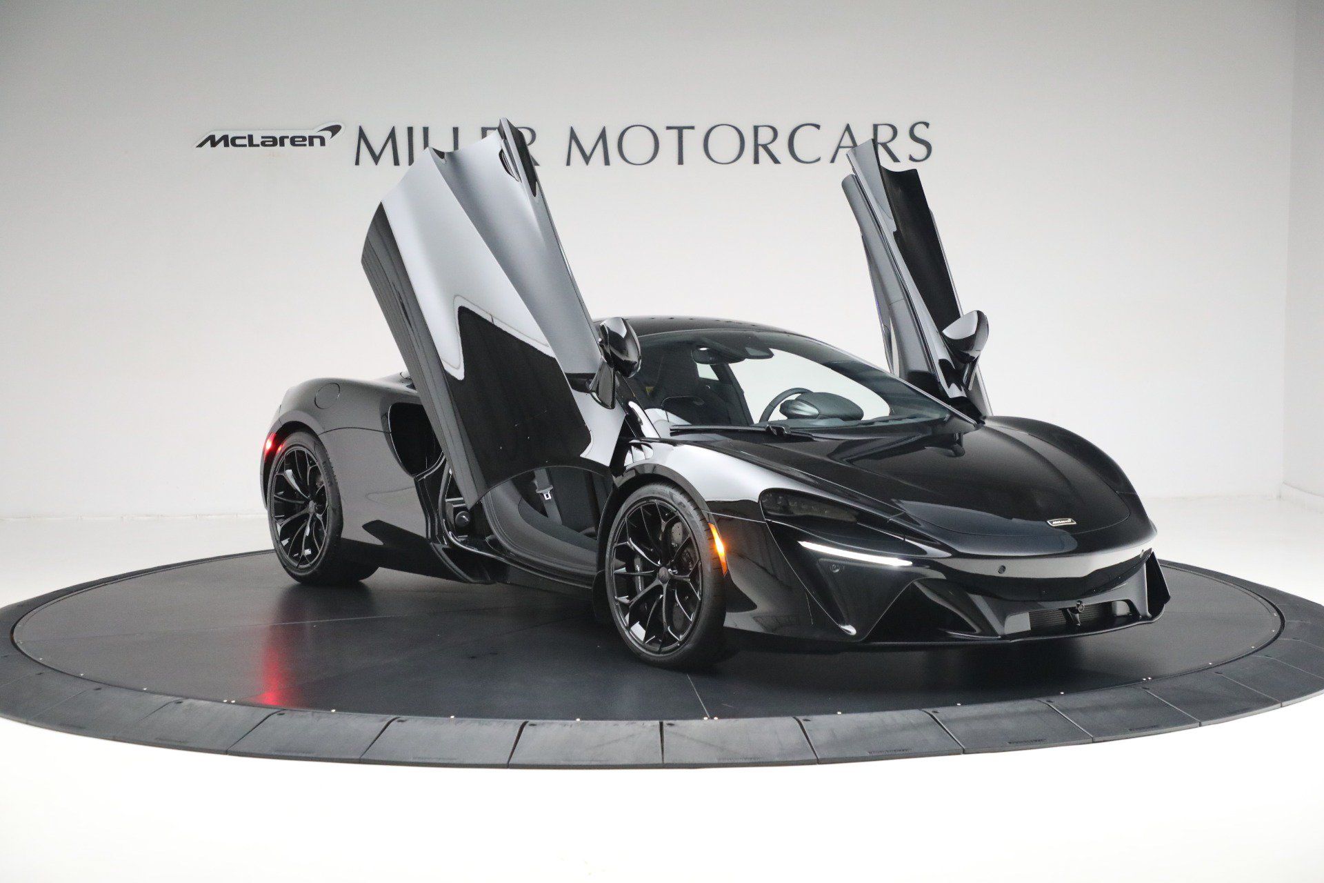 Used 2025 McLaren Artura RWD image 17