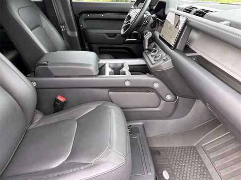 Used 2025 Land Rover Defender 110 V8 image 11