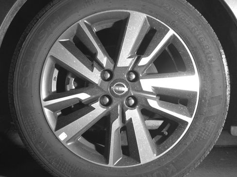 Used 2025 Nissan Versa SV image 12