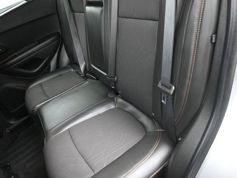 Used 2022 Chevrolet Trax LT w/ LT Convenience Package image 21