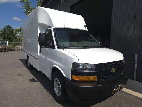 Used 2019 Chevrolet Express 3500 w/ Driver Convenience Package RWD image 5