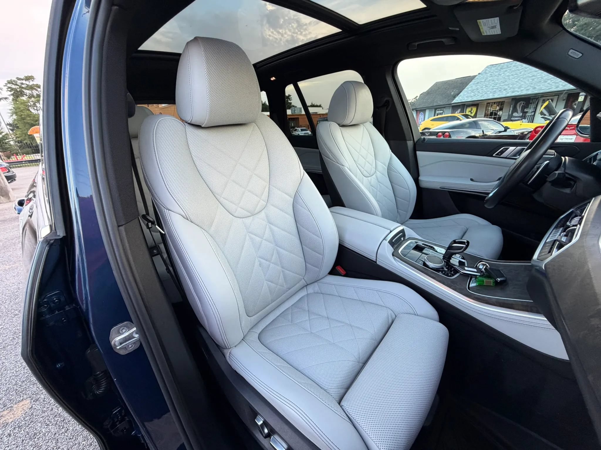 Used 2023 BMW X5 xDrive40i w/ Parking Assistance Package AWD/4WD image 23