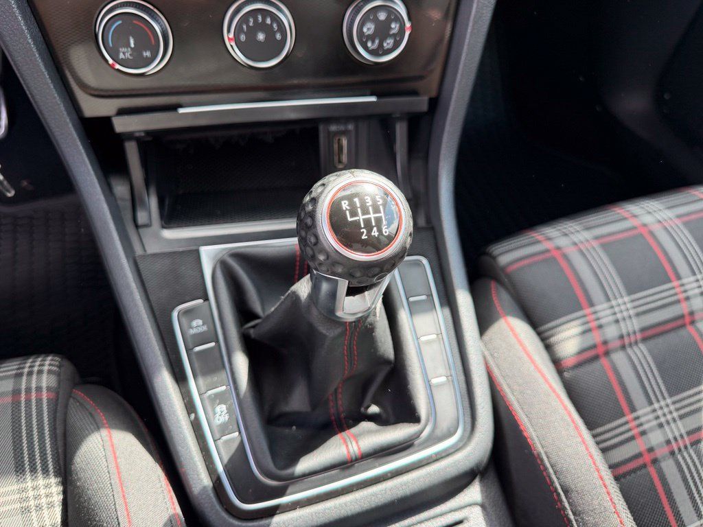 Used 2015 Volkswagen Golf 4-Door FWD image 25