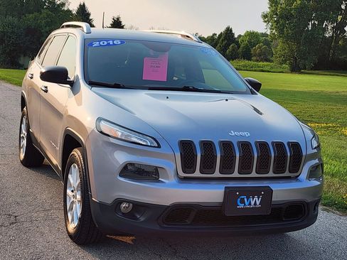 Used 2016 Jeep Cherokee Latitude w/ Cold Weather Group AWD/4WD image 5