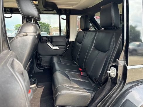 Used 2014 Jeep Wrangler Unlimited Rubicon w/ Connectivity Group AWD/4WD image 39