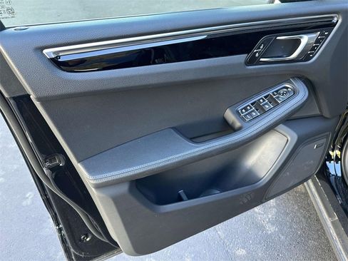 Used 2025 Porsche Macan image 16