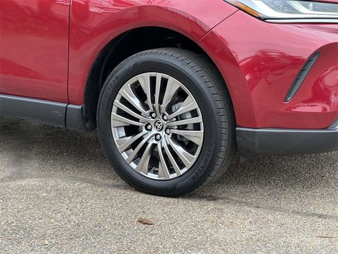 Used 2023 Toyota Venza Limited image 27