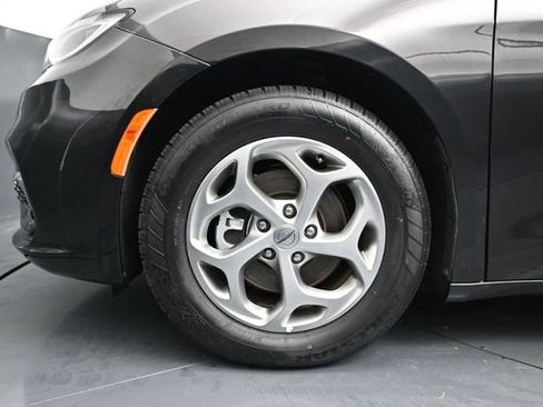 Certified 2024 Chrysler Pacifica Limited FWD image 17