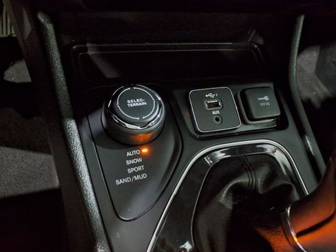 Used 2019 Jeep Cherokee Limited image 11