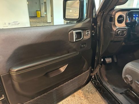 Used 2025 Jeep Wrangler Unlimited Sahara AWD/4WD image 18