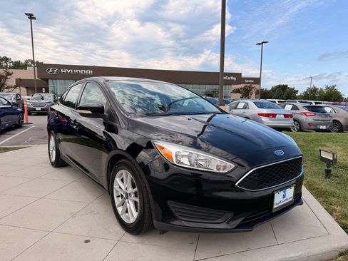 Used 2017 Ford Focus SE w/ Cold Weather Package FWD image 7