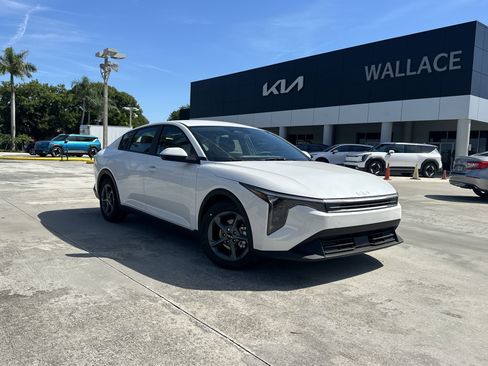 New 2025 Kia K4 LXS image 1