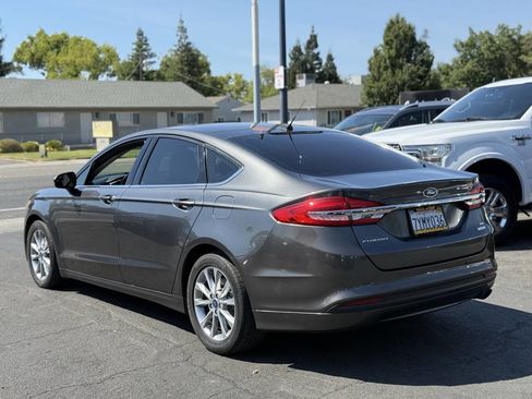 Used 2017 Ford Fusion SE w/ Fusion SE Technology Package image 4