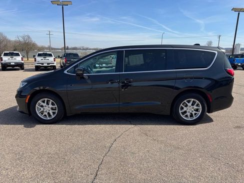 Used 2024 Chrysler Pacifica Touring-L image 2