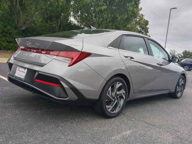 Used 2025 Hyundai Elantra Limited FWD image 4