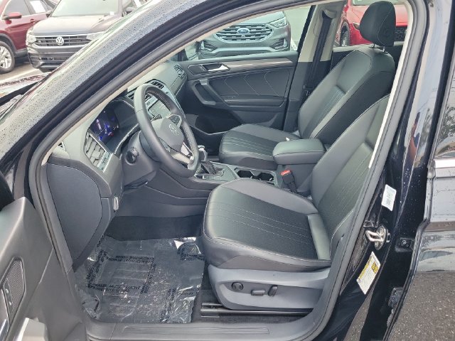 Used 2024 Volkswagen Tiguan SE w/ Panoramic Sunroof Package FWD image 18
