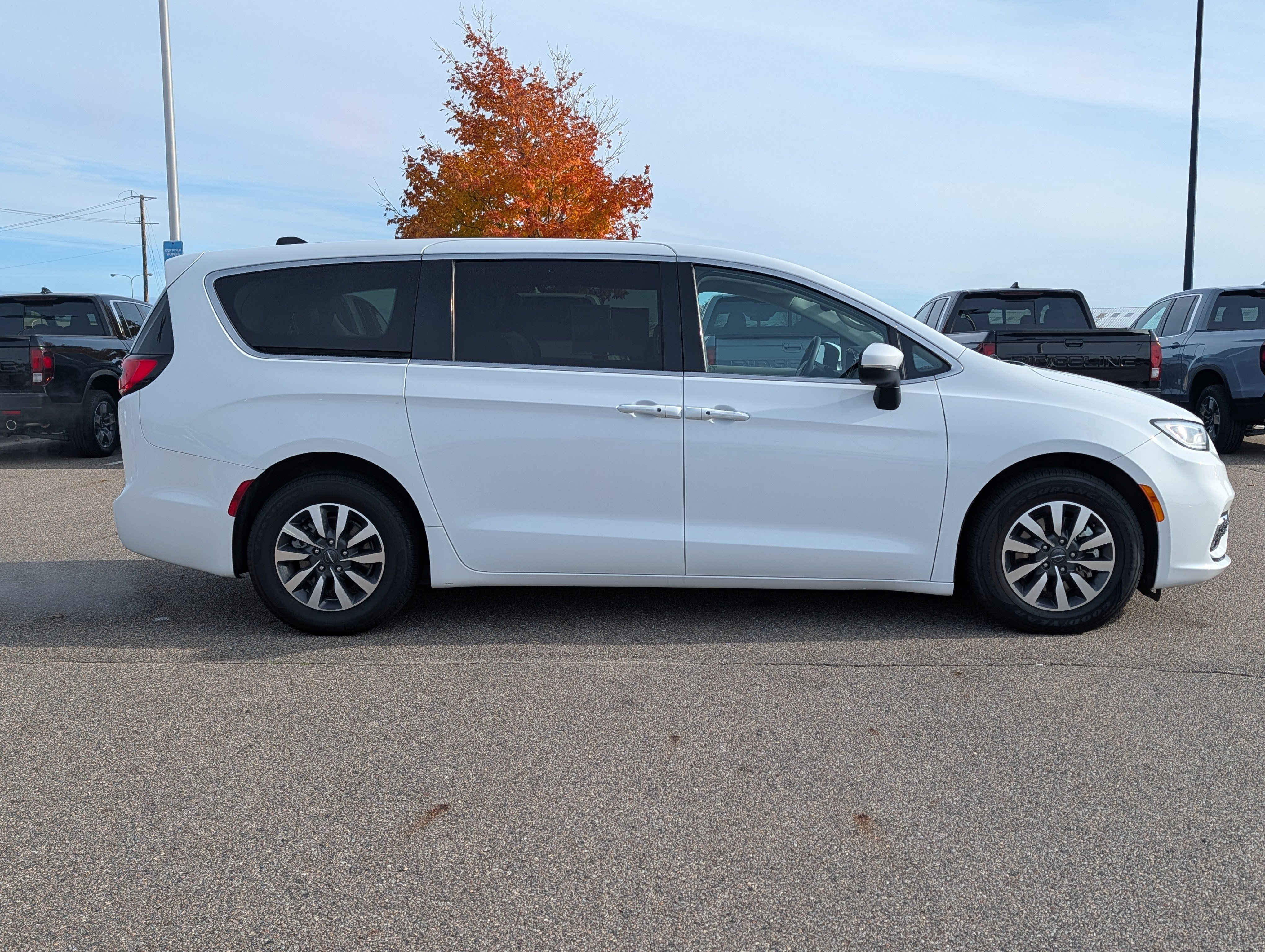 Used 2023 Chrysler Pacifica Touring-L FWD image 8
