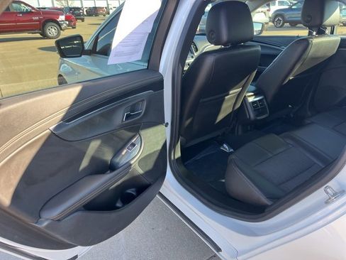 Used 2016 Chevrolet Impala LT w/ Convenience Package image 35