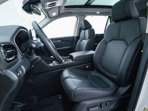 Used 2025 Honda Pilot Touring image 5