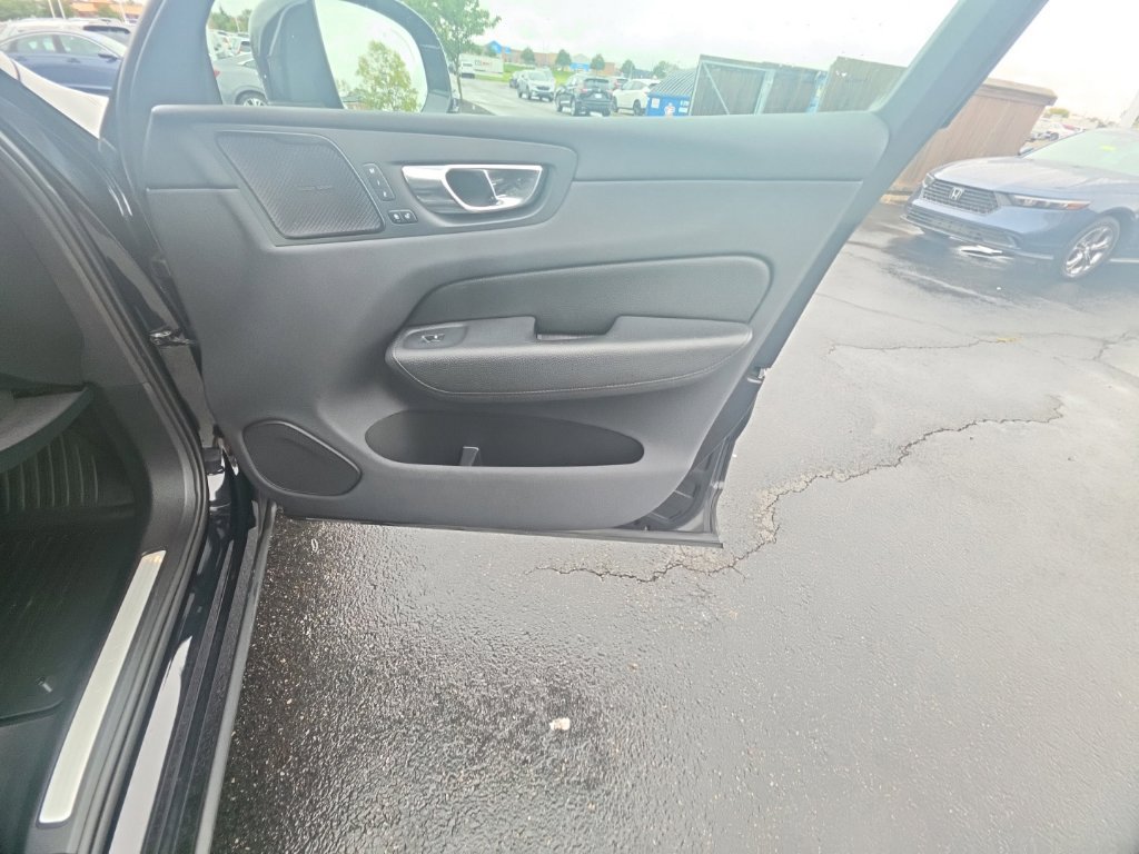 Used 2019 Volvo XC60 T5 Momentum w/ Multimedia Package AWD/4WD image 32