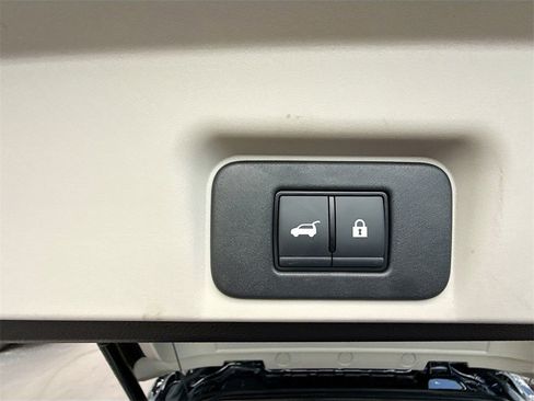 Used 2023 Nissan Ariya FWD image 31