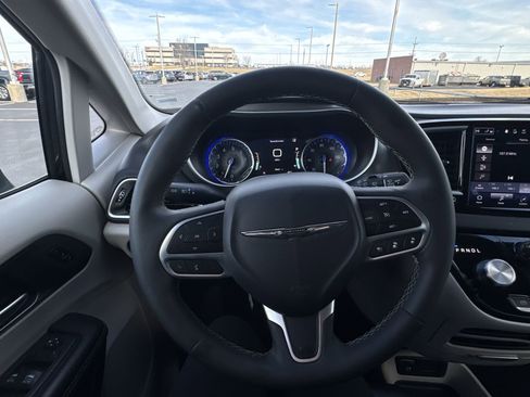 Used 2024 Chrysler Pacifica Touring-L image 14