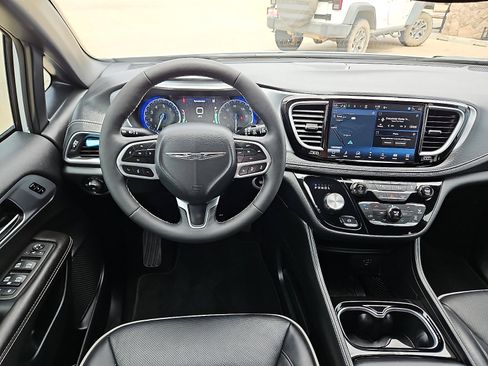 Used 2026 Chrysler Pacifica Limited FWD image 8