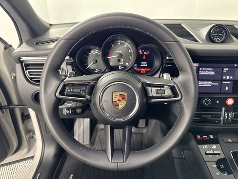 Certified 2025 Porsche Macan AWD/4WD image 18