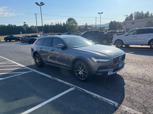 Used 2019 Volvo V90 T6 Cross Country w/ Advanced Package AWD/4WD image 8