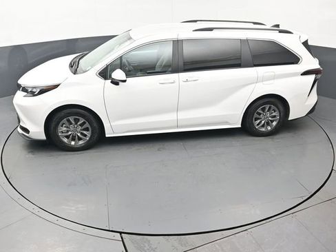 Used 2025 Toyota Sienna LE image 41