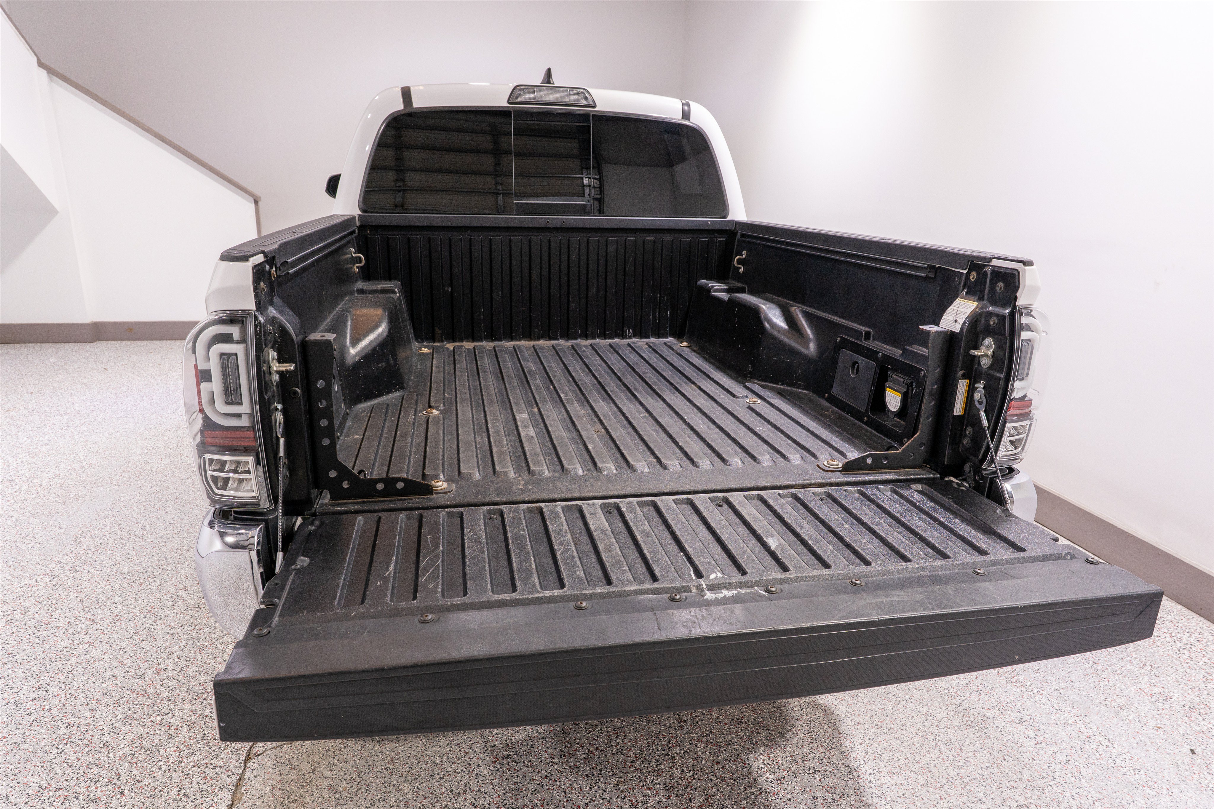 Used 2018 Toyota Tacoma TRD Off-Road AWD/4WD image 11