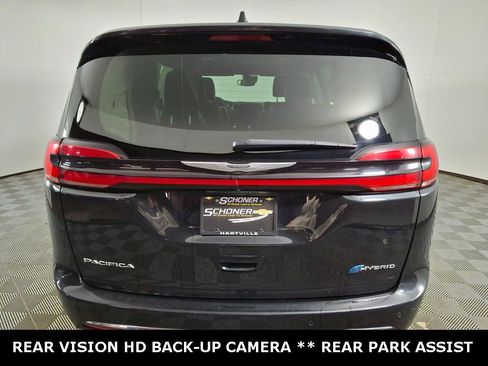Used 2023 Chrysler Pacifica Touring-L image 4