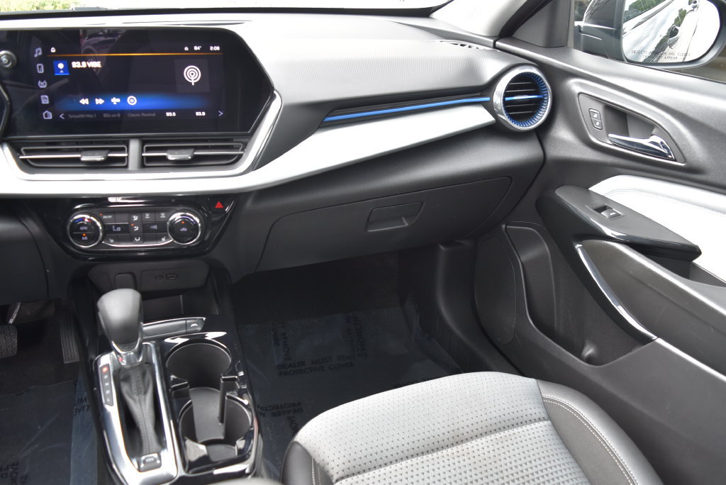 Used 2025 Chevrolet Trax LT w/ LT Convenience Package FWD image 13