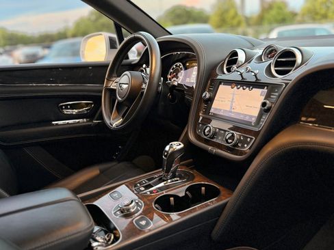 Used 2019 Bentley Bentayga AWD/4WD image 32
