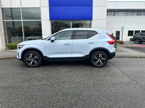 Used 2025 Volvo XC40 B5 Core AWD/4WD image 2