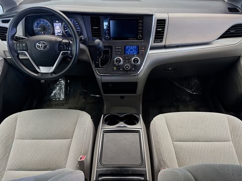 Used 2018 Toyota Sienna LE image 11