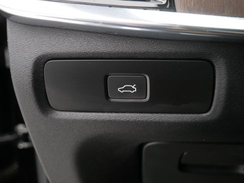 Certified 2024 Volvo V90 B6 Cross Country Ultimate w/ Protection Package Premier image 28