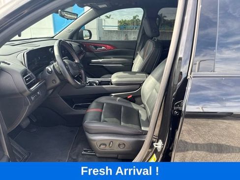 Used 2024 Chevrolet Traverse RS FWD image 2