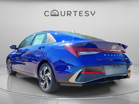 Certified 2025 Hyundai Elantra Limited FWD image 3