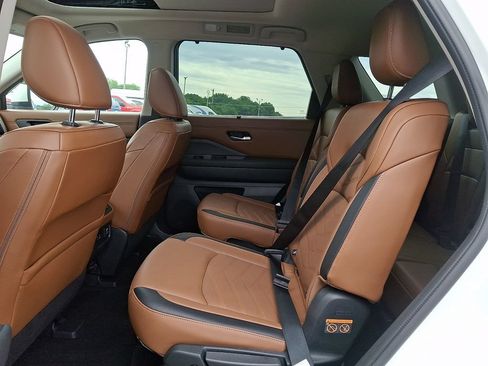 Used 2024 Nissan Pathfinder Platinum AWD/4WD image 10