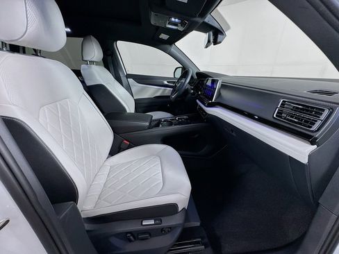 Used 2025 Volkswagen Atlas Cross Sport SEL Premium R-Line image 35