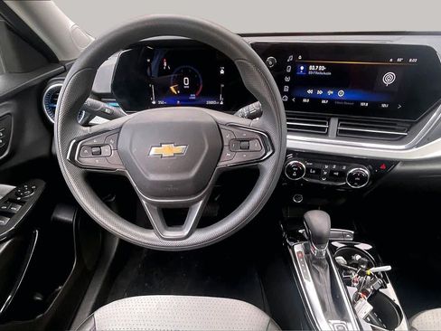 Used 2025 Chevrolet Trax LT FWD image 6