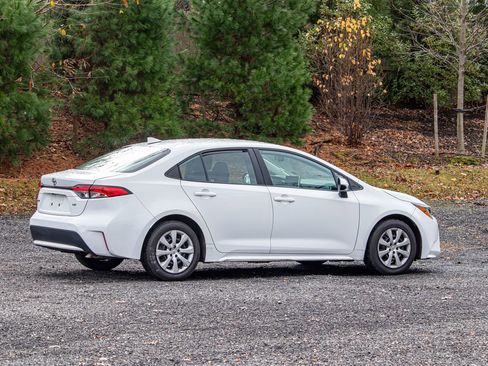 Used 2021 Toyota Corolla LE image 9